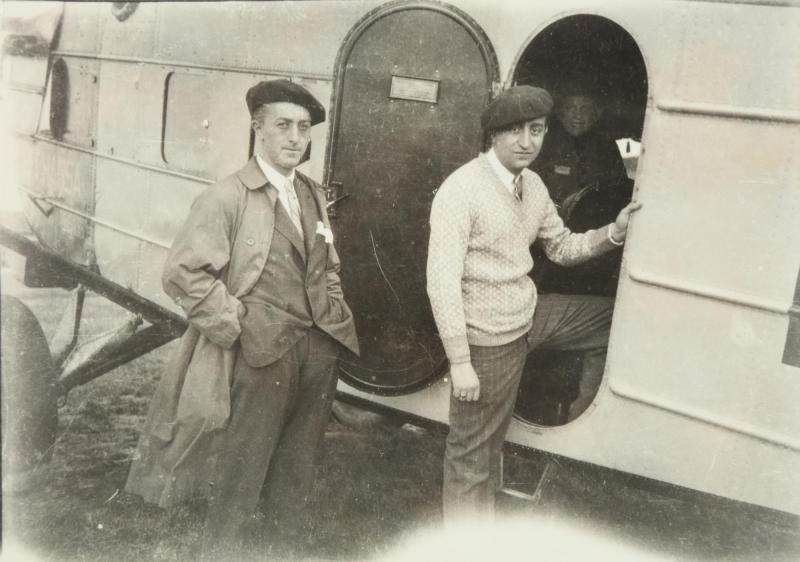 Dos hombres en avión