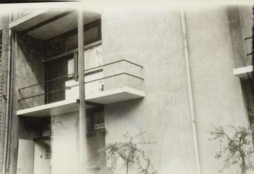 Plano cerrado a balcón de edificio.