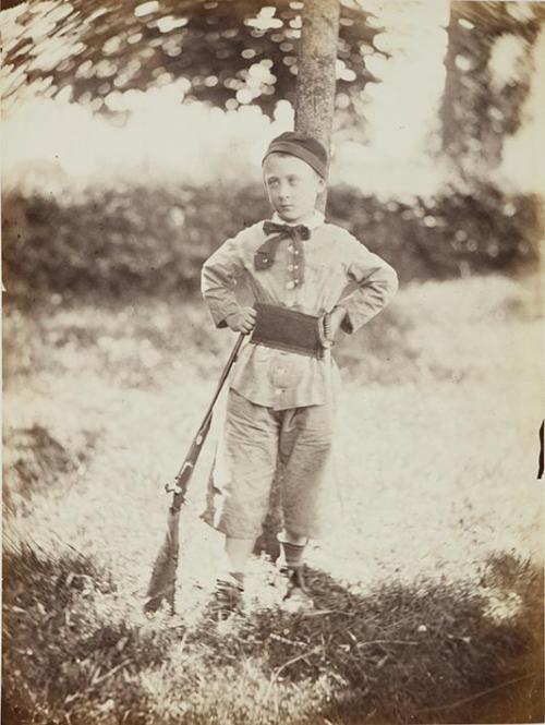 Jeune garçon à l'épée et au fusil (Ferdinand Daulnoy)