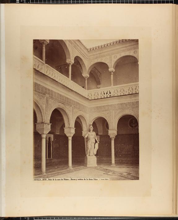 Patio de la casa de Pilatos. Rincon y estátua de la diosa Palas.