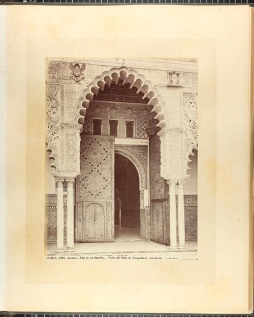 Alcazar. Patio de las Doncellas. Puerta del Salon de Embajadores, entreabierta.