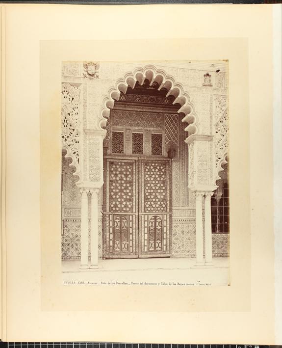 Alcazar. Patio de las Doncellas. Puerta del dormitorio y Salon de los Reyes moros.