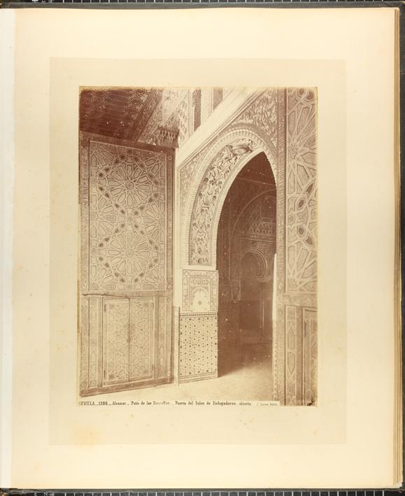 Alcazar. Patio de las Doncellas. Puerta del Salon de Embajadores, abierta.