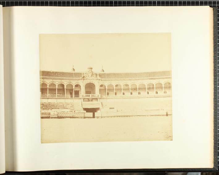 (Interior de la plaza de toros de la Maestranza)