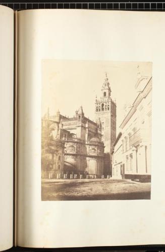 (Vista de la cabecera de la catedral de sevilla con la Giralda)