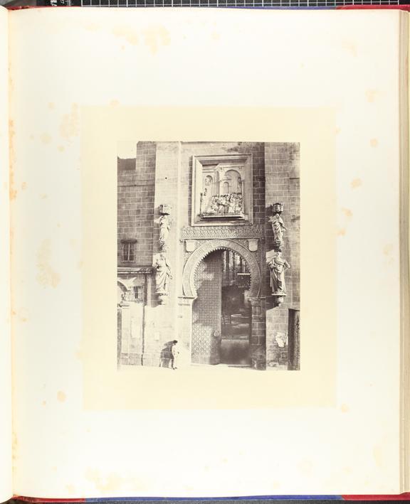 (Antigua puerta árabe en la catedral. Sevilla) (Old moorish door of the Cathedral. Seville)