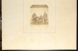 (Grupo de tres hombres)