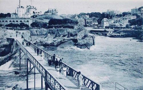 Biarritz. Vue prise du Rocher de la Vierge vers l’ Attalaye et le Port Vieux