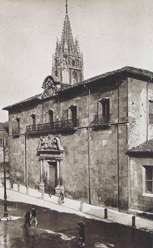 Oviedo. Fachada de la Sala Capitular