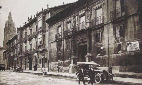 Oviedo. Plaza Porlier y Antiguo Palacio del Conde de Toreno