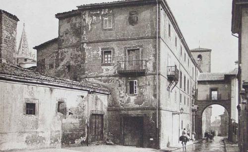 Oviedo. Caserón antiguo. Calle San Vicente