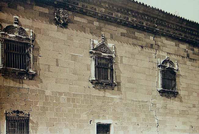 Toledo. Detalle de la fachada del Hospital de Santa Cruz