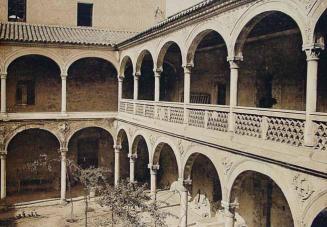 Toledo. Claustro del Hospital de Santa Cruz