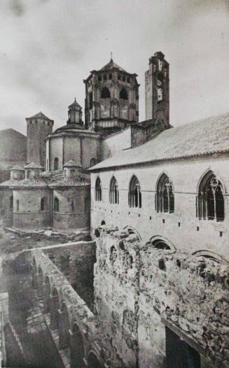 Vista del Absis, absides, cimbori i campanaret de les torres