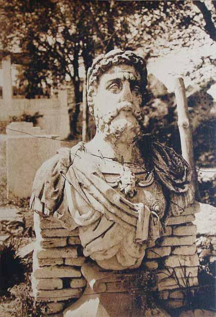 Ruinas de Itálica. Circo Romano. Busto del Emperador Adriano