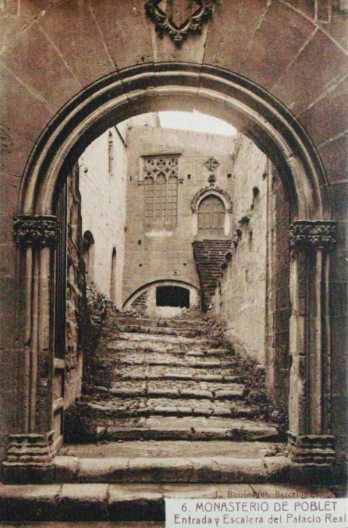 Monasterio de Poblet. Entrada y Escalera del Palacio Real