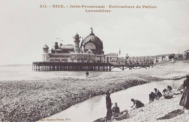 Nice. Jetée Promenade. Embouchure du Paillon. Lavandières