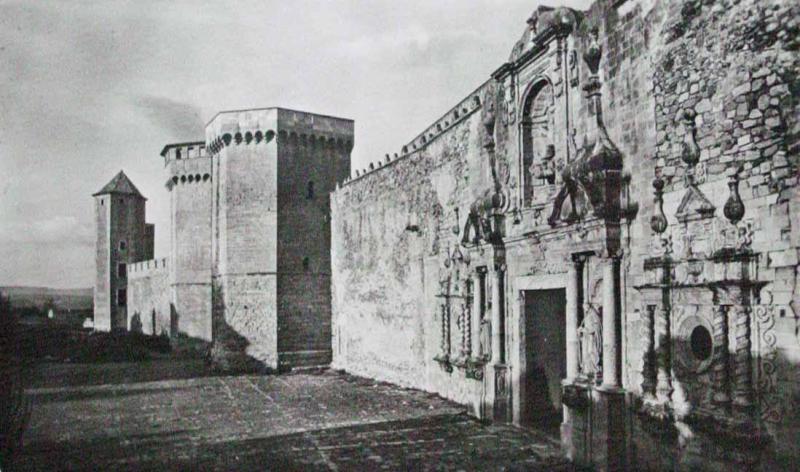 Muralla, puerta de la Iglesia y torres reales y del Prior