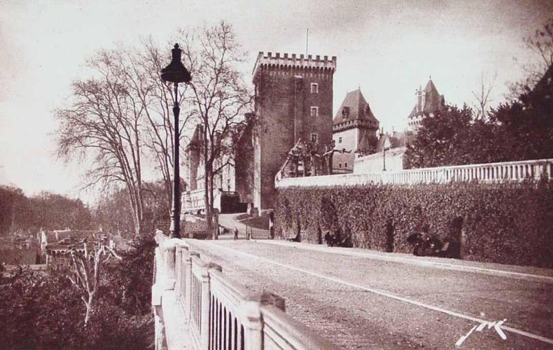 Pau (B.-P.). Le Château Henri IV vu du Boulevard des Pyrénées