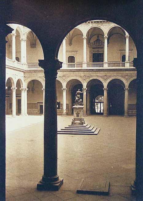 Toledo. Patio del Alcázar