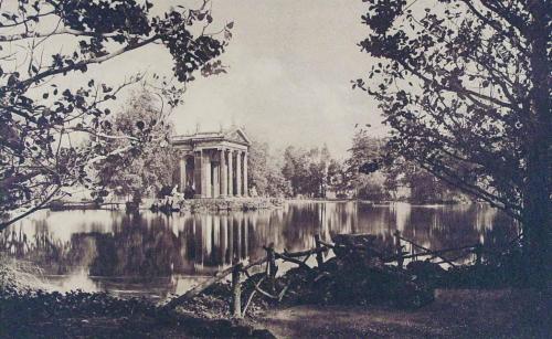 Roma. Villa Borghese. Tempietto del giardino del Lago (lato sinistro)