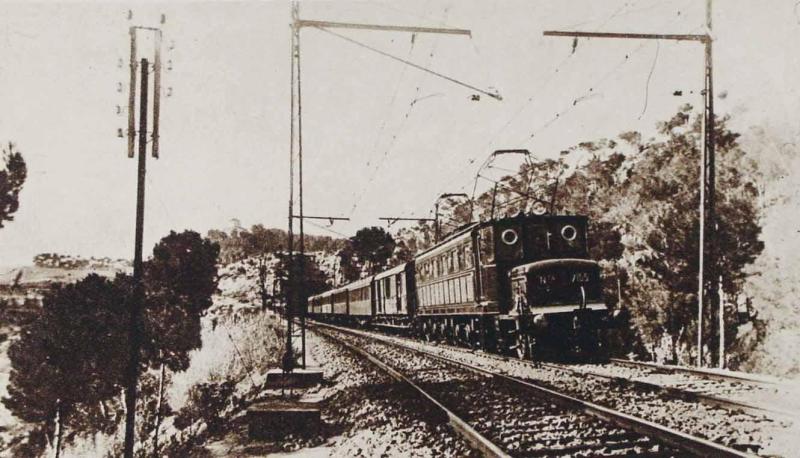 Caminos de Hierro del Norte de España. Tren eléctrico en la línea de Zaragoza a Barcelona