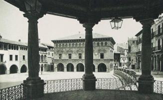 Plaza Mayor (Al fondo el Ayuntamiento) (Pueblo Español. Exposición Internacional de Barcelona)