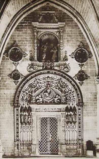 Toledo. Catedral. Puerta de entrada a la Capilla de la Torre