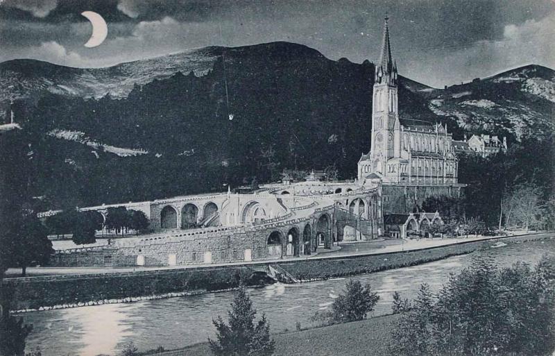 Les Pyrénées la nuit. Lourdes. La Basilique, vue de côté