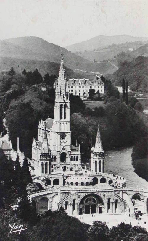 Lourdes. La Basilique vue du Château-Fort