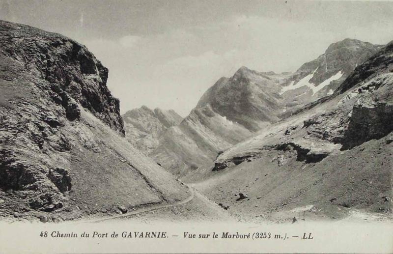 Chemin du Port de Gavarnie. Vue sur le Marboré (3253 m.)