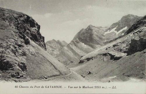 Chemin du Port de Gavarnie. Vue sur le Marboré (3253 m.)