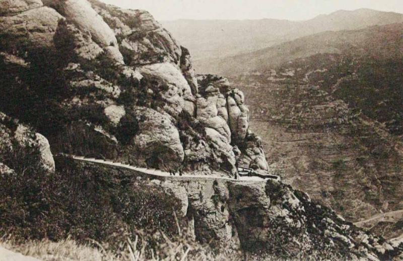 Montserrat. Fondo del Canal de Santa María. Camino de la Santa Cueva