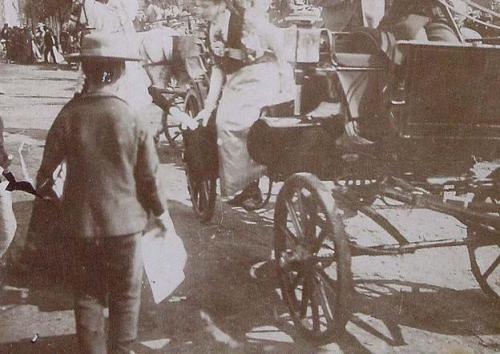 (Mujer descendiendo de un coche de caballos)