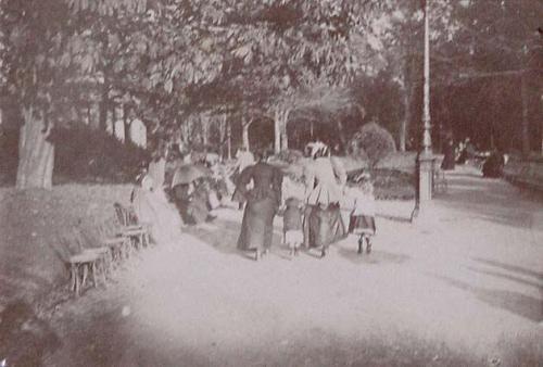 (Mujeres con niñas en un parque)