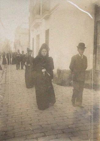 (Personas paseando por una calle típica)