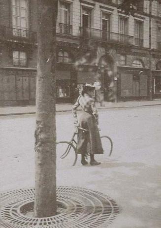 (Mujer con bicicleta en una calle de París)