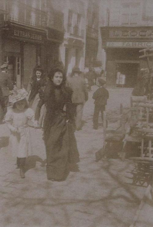 (Personas paseando por una calle)