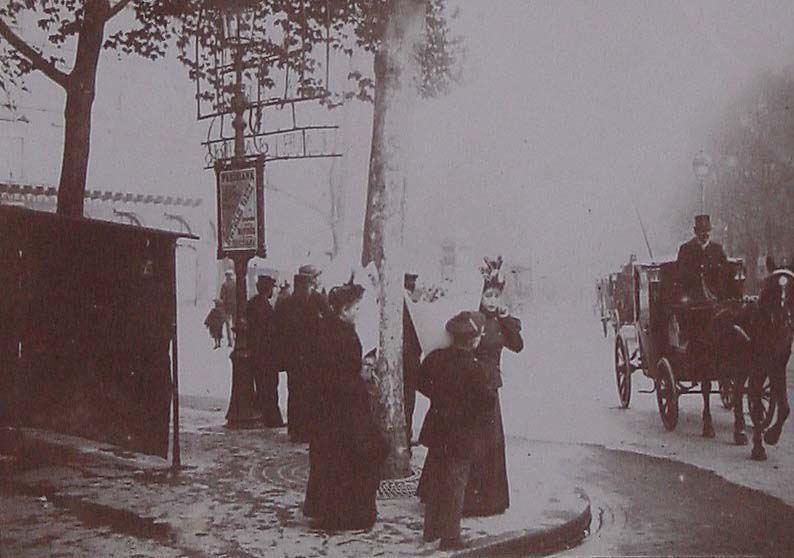 (Coche de caballos por una calle de París)