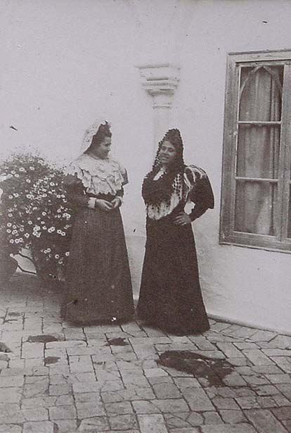 (Retrato de mujeres con mantilla en un patio)