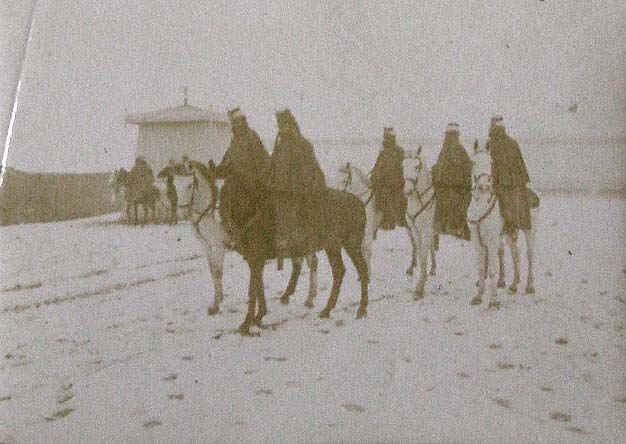 (Militares a caballo con nieve)