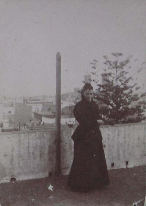 (Retrato de una mujer en la terraza de una casa)