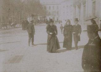 (Personas paseando por la calle de una ciudad)