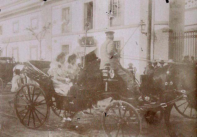 (Dos mujeres en un coche de caballos)