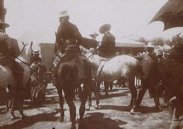 (Jinetes con trajes típicos a caballo)