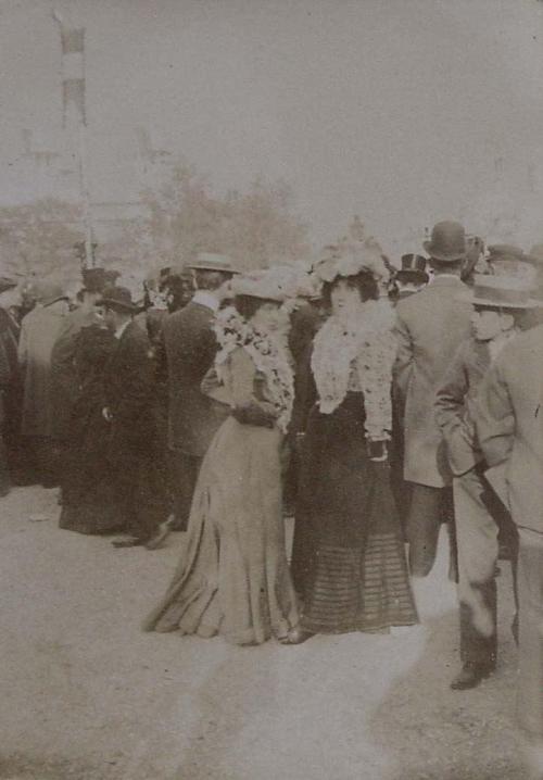 (Grupo de personas congregadas en una calle)