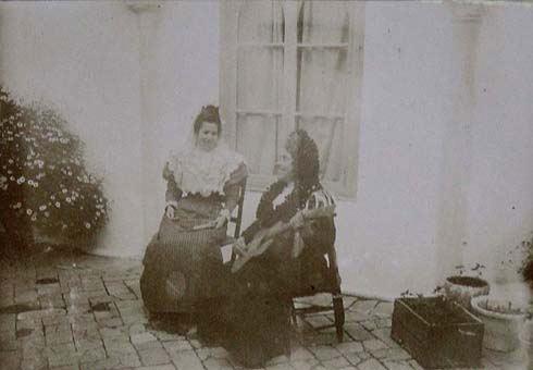 (Retrato de dos mujeres tocando la guitarra)