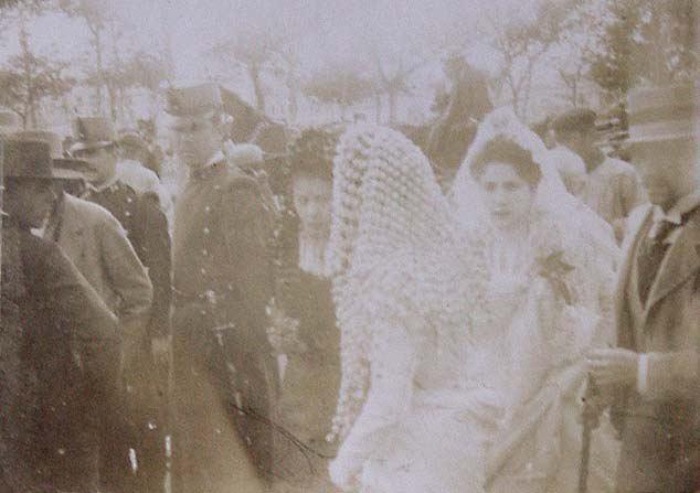 (Mujeres con mantilla, oficiales y hombres)