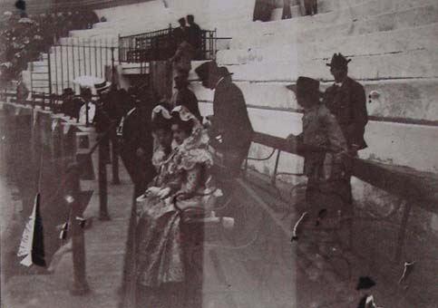 (Manolas en la plaza de toros)