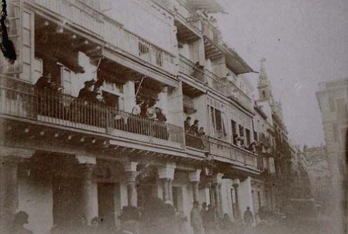 (Balcones en una calle de Sevilla)